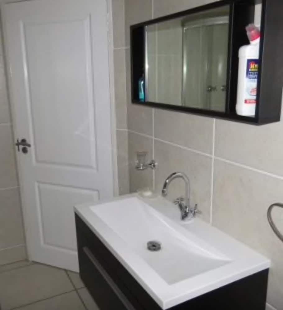 Deluxe Double Room, 1 Bedroom, Private Bathroom, Courtyard View photo 2