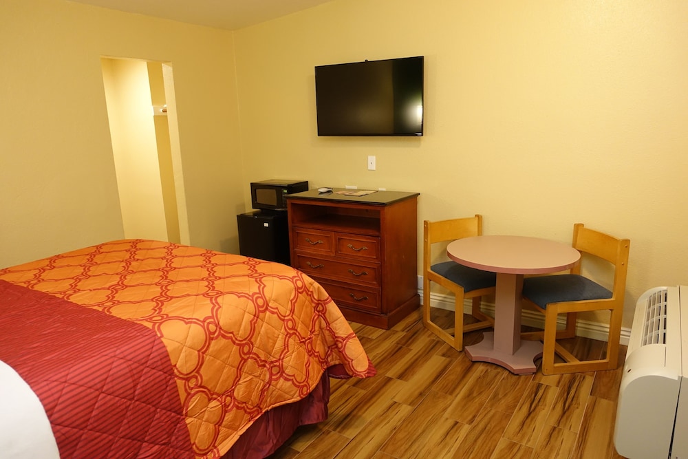 Standard Room, 1 Queen Bed, Refrigerator & Microwave photo 1