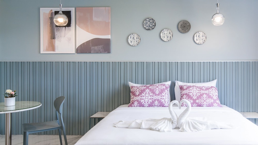 Honeymoon Suite - Photo 13