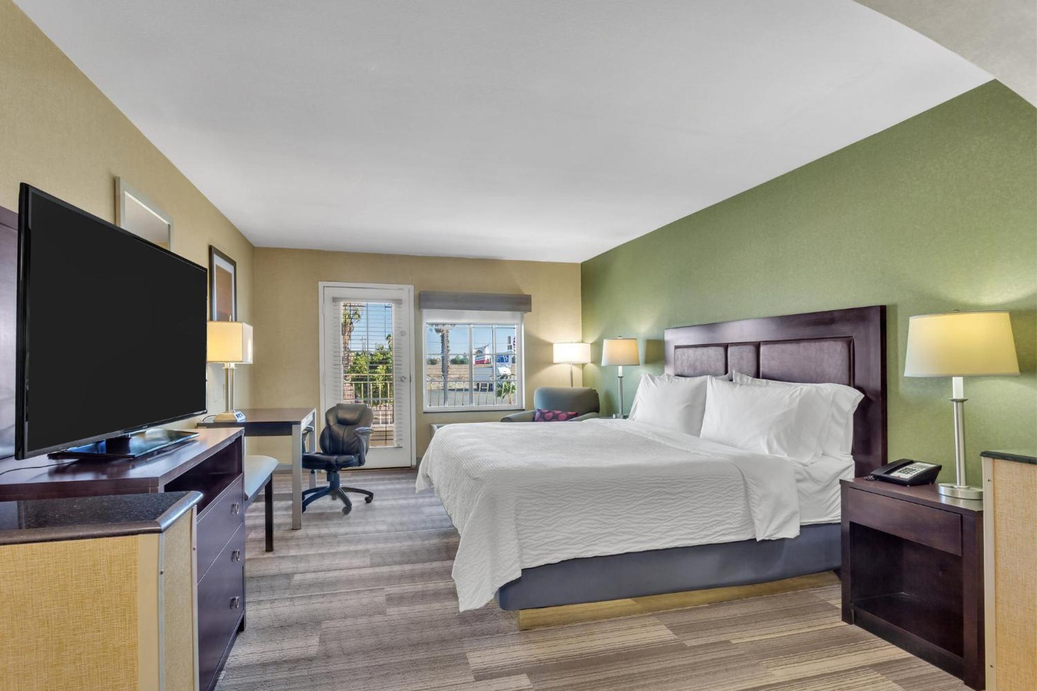 King Suite with Balcony photo 2