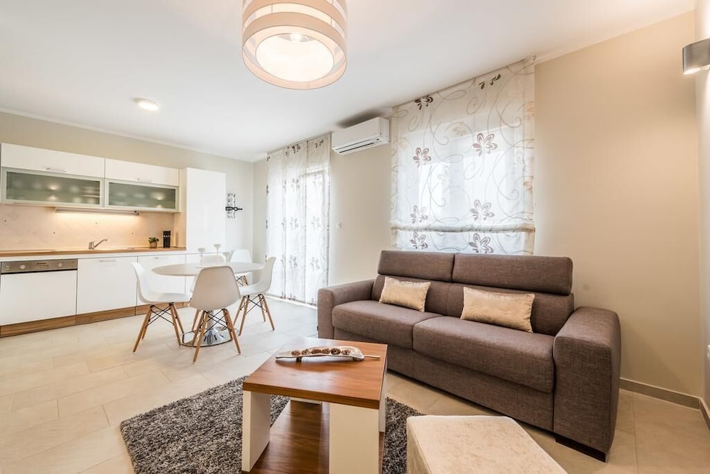 Deluxe Apartment, 1 Queen Bed with Sofa bed, Balcony, Garden View photo 1