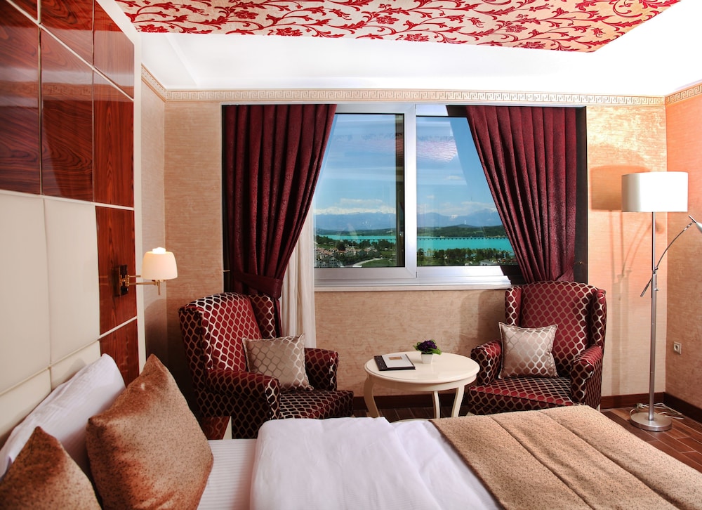 Deluxe Suite, Jetted Tub photo 3