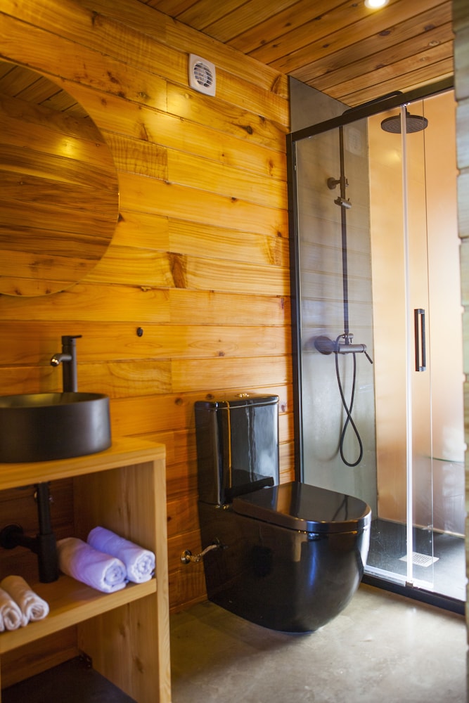 Panoramic Studio Suite, 1 Queen Bed, Ocean View photo 2