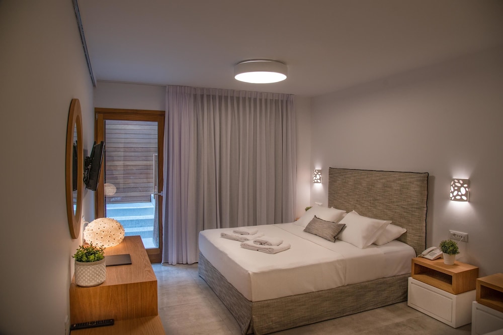 Mamma Mia Honeymoon suite with outdoor pool sea view