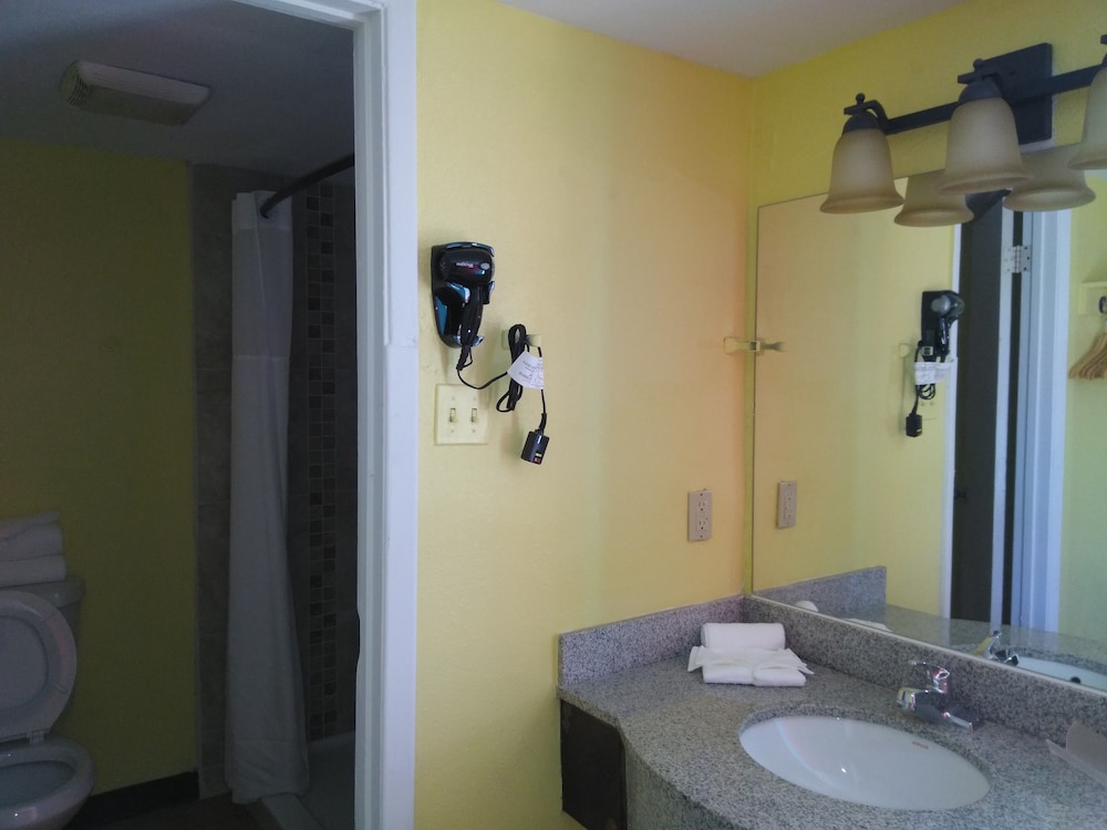 Standard Room, 2 Queen Beds photo 3