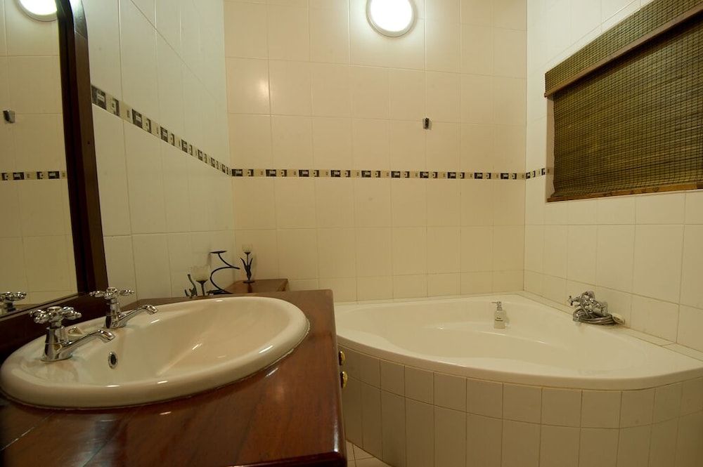 Honeymoon Suite - Photo 10
