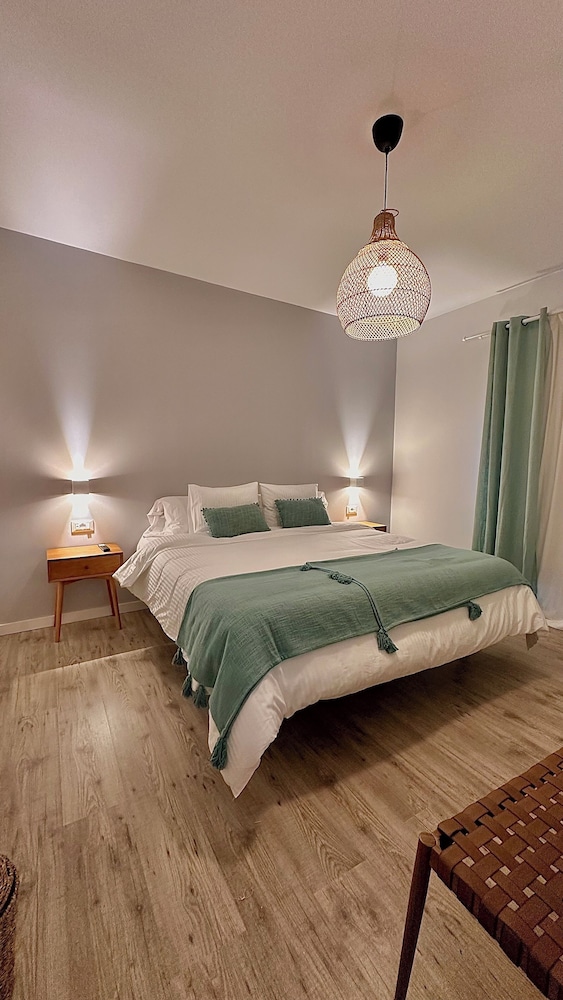 Double Room with Shared Bathroom thumbnail 6