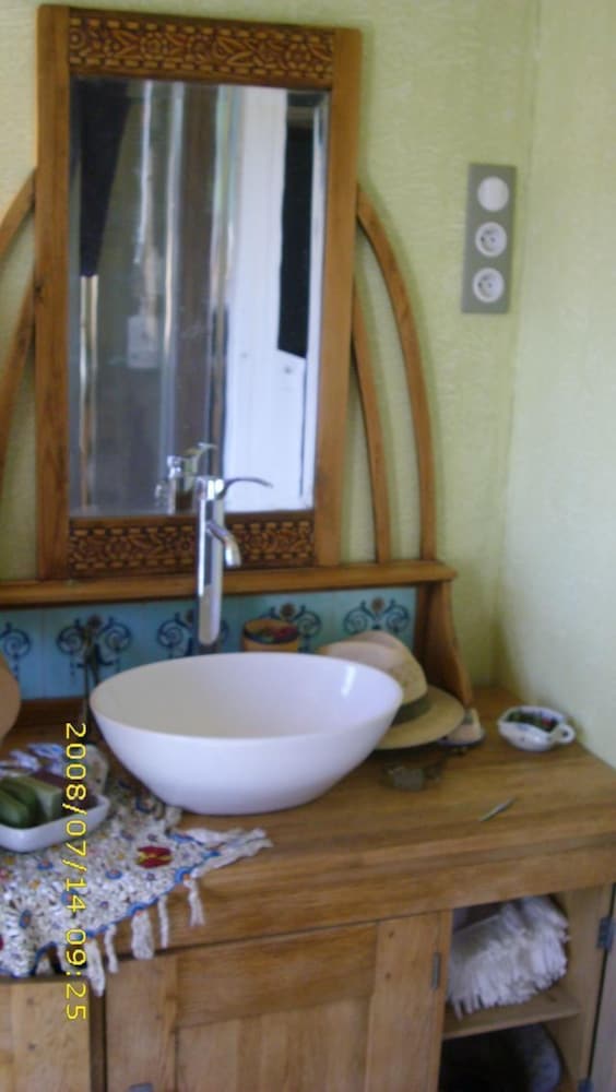 Cottage, Smoking photo 3