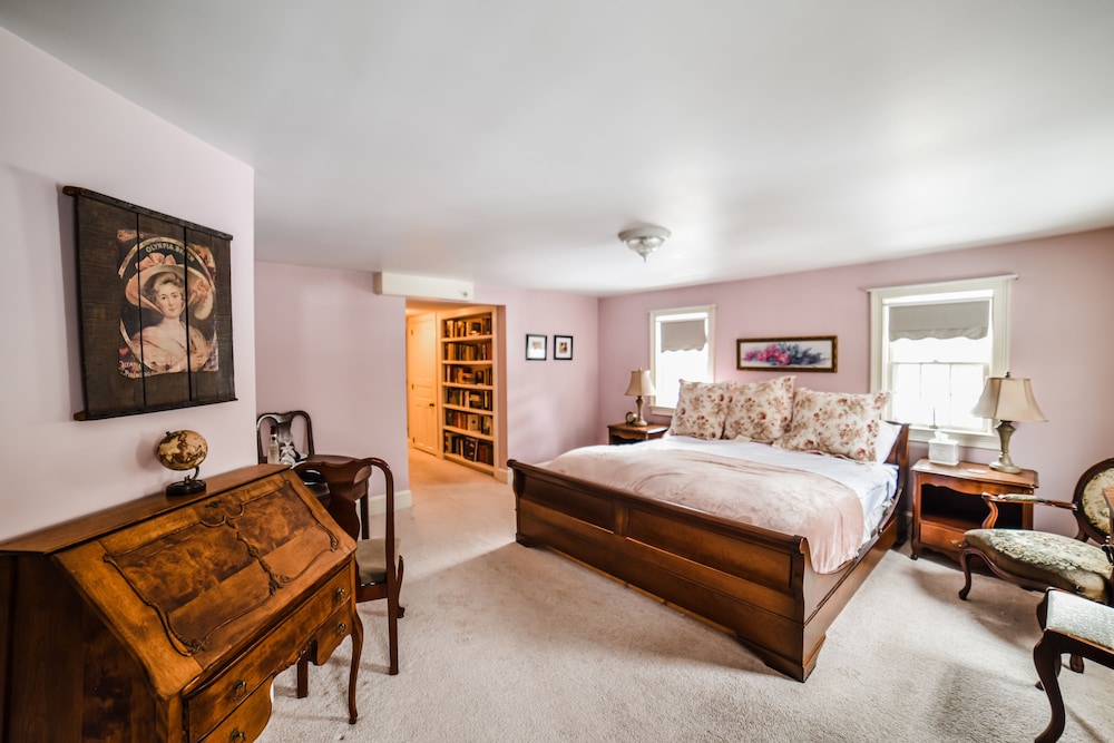 Deluxe King Suite (Pet Friendly)