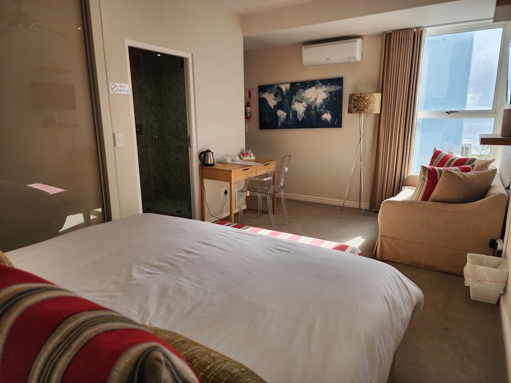 Luxury Suite, 1 King Bed, Partial Ocean View photo 2