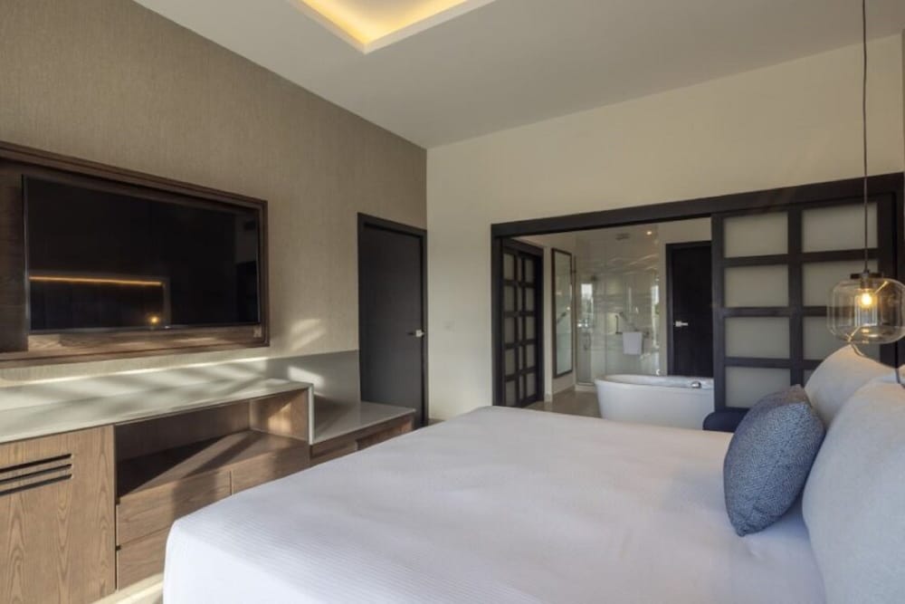 Luxury Junior Suite swim out Diamond Club