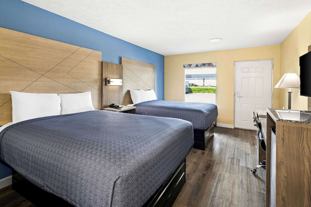 Standard Room, 2 Queen Beds, Smoking photo 1