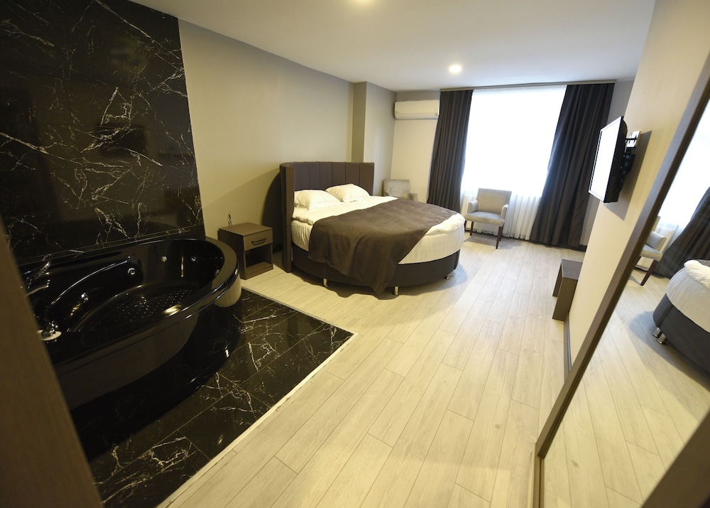 Suite, Jetted Tub photo 2