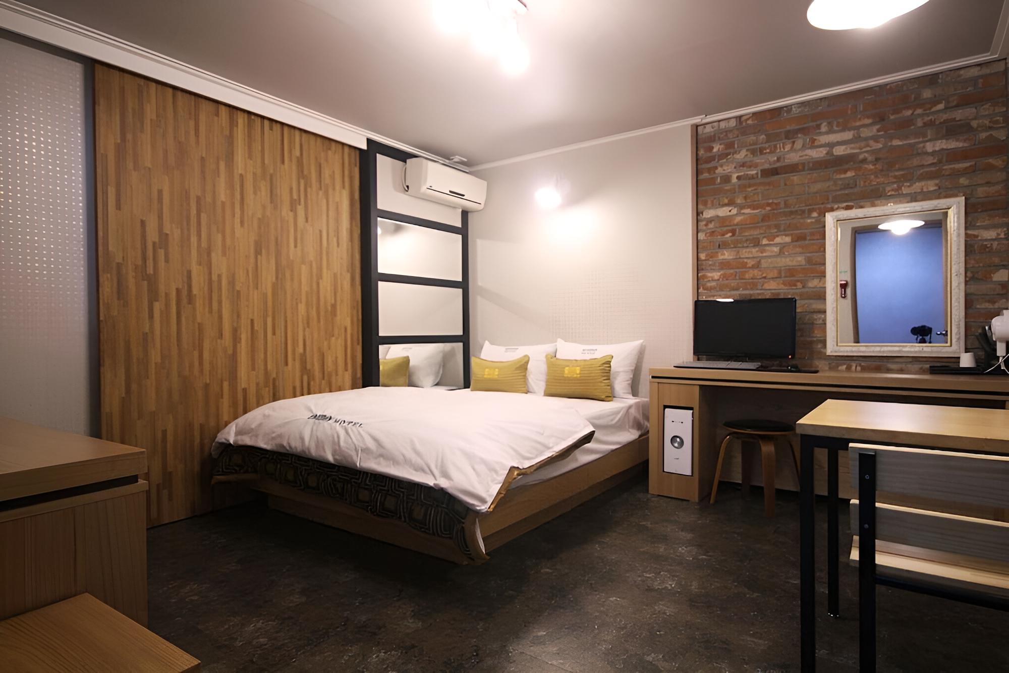 Room (Standard Room) - Photo 14