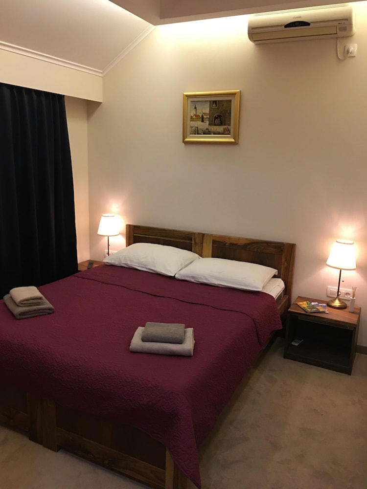 Deluxe Room, 1 Queen Bed (3)