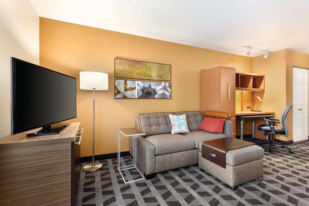 Studio, 1 Queen Bed with Sofa bed (Mobility/Hearing Access, Roll-In Shwr) photo 2