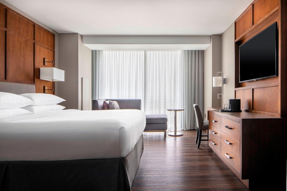 Classic Room, 1 King Bed (Mobility Accessible, Tub) photo 3