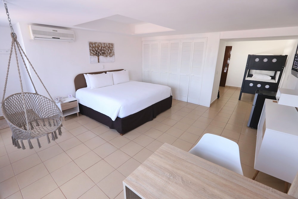 Family Room, Multiple Beds, Non Smoking - Photo 3