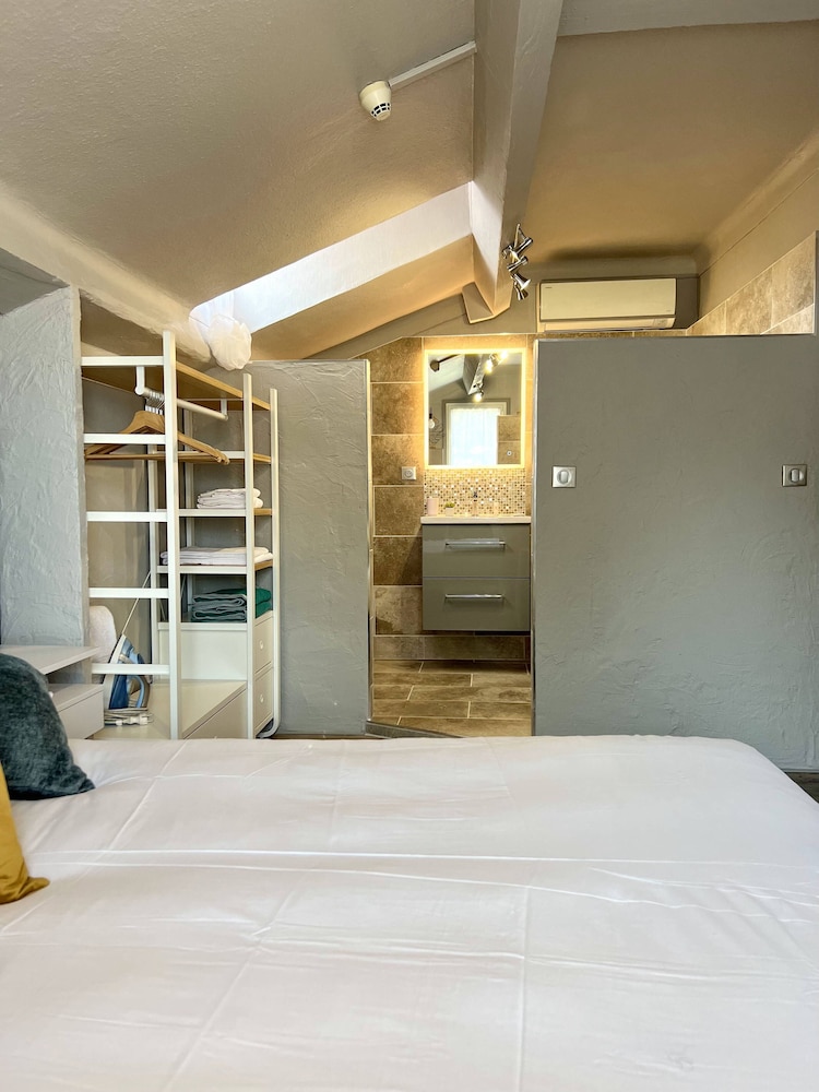 Deluxe Double Room, 1 Queen Bed, Balcony, Beach View photo 1