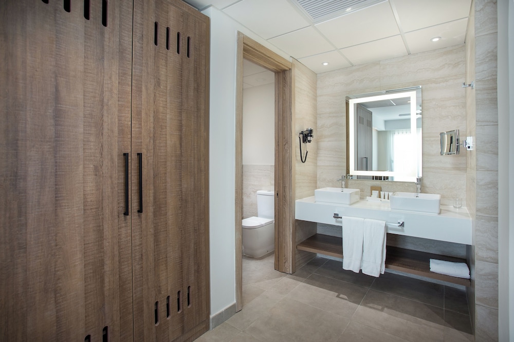 Luxury Suite - Photo 22
