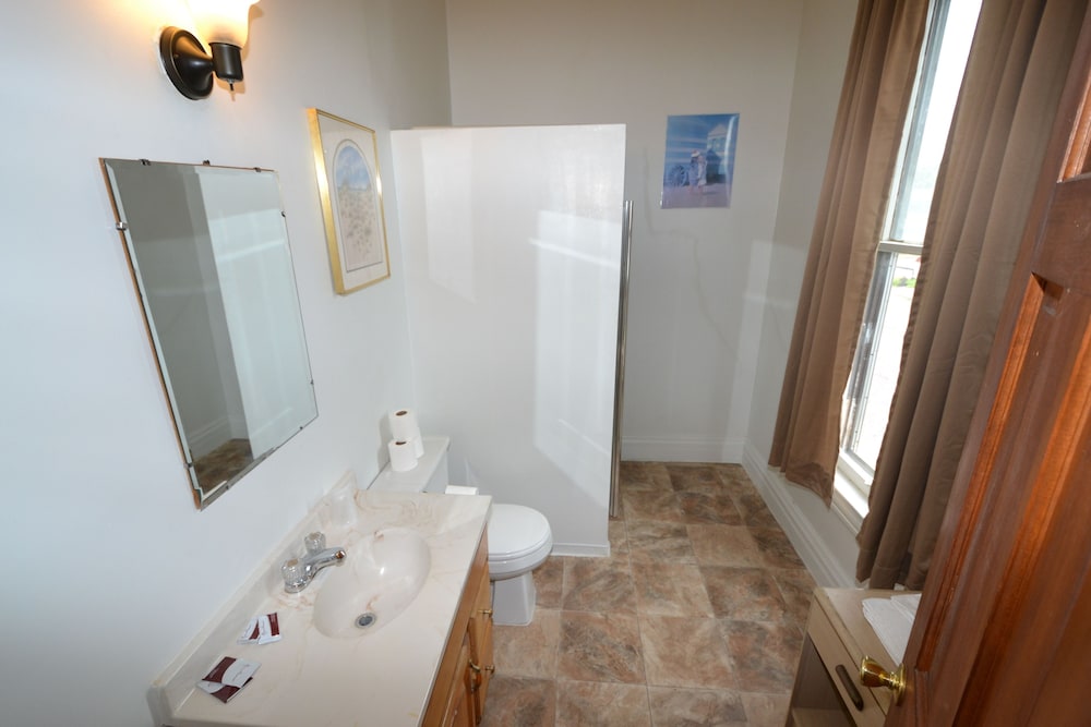 Kansas City - microwave/fridge, private restroom/shower photo 2