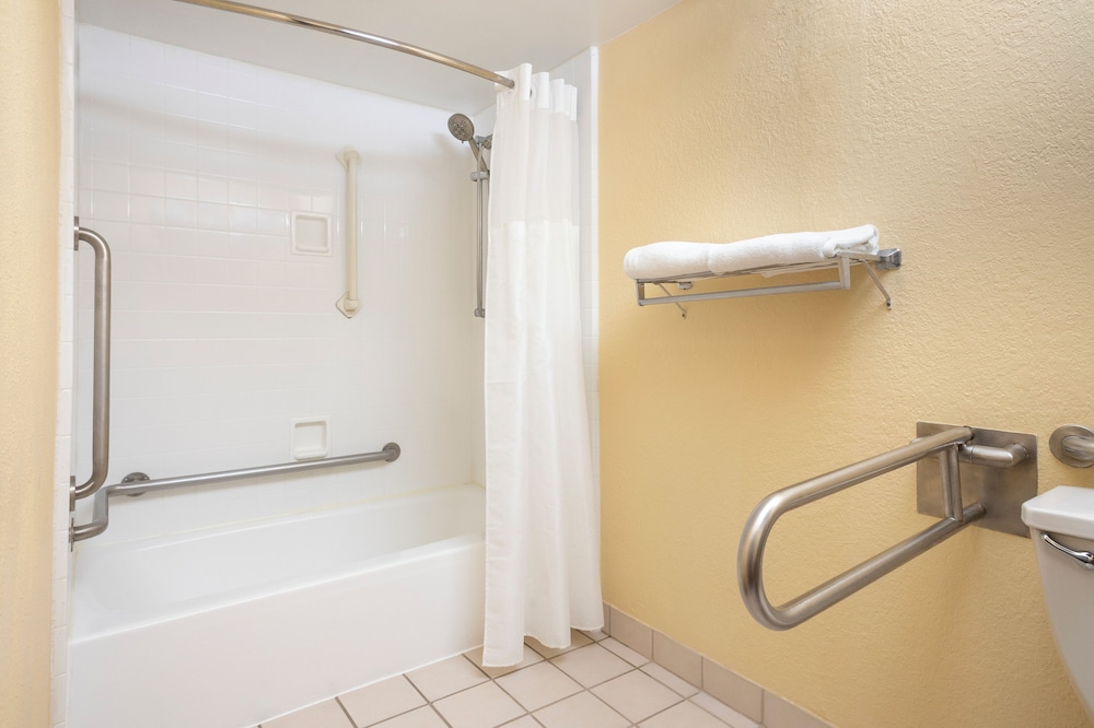 Room, 1 Queen Bed, Mobility Accessible (Standard View) photo 2
