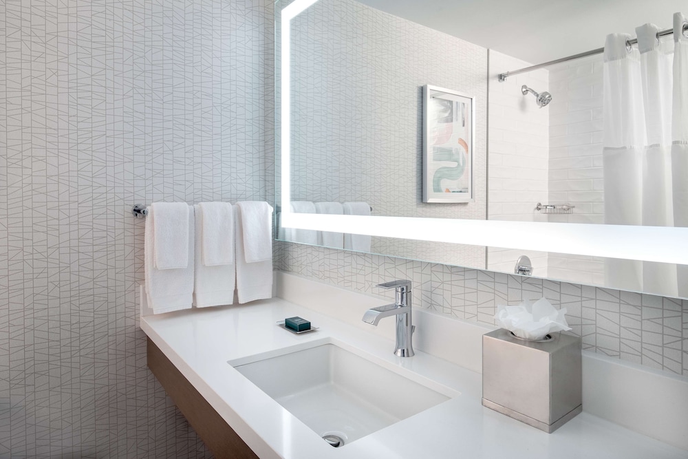 Room, 1 Queen Bed, Accessible, Bathtub - Photo 8