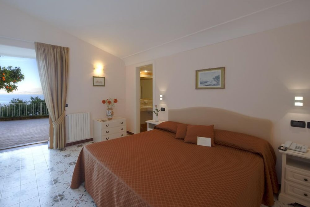 Classic Double or Twin Room, Partial Sea View - Photo 1