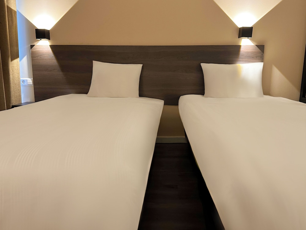Standard Twin Room - Photo 2
