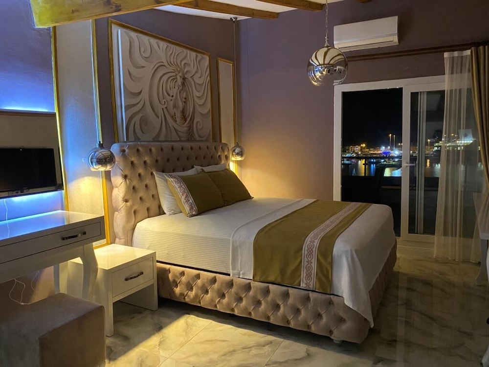 Deluxe Quadruple Room, 1 King Bed with Sofa bed, Jetted Tub