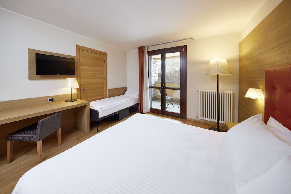 Standard Triple Room, Balcony photo 2