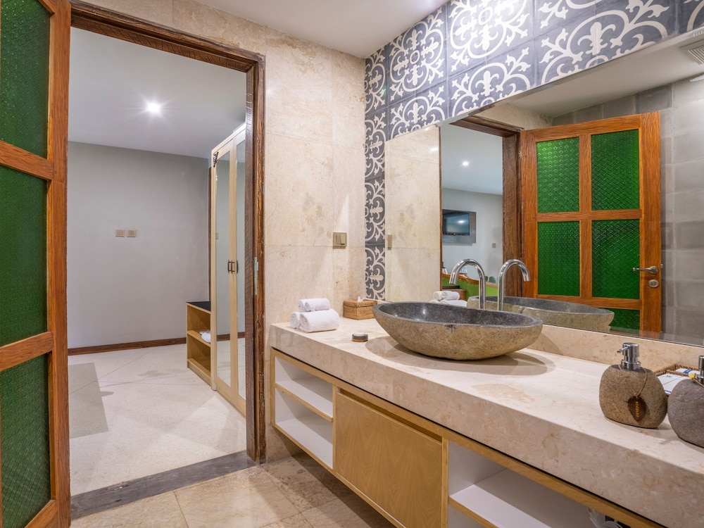 Suite - Photo 13