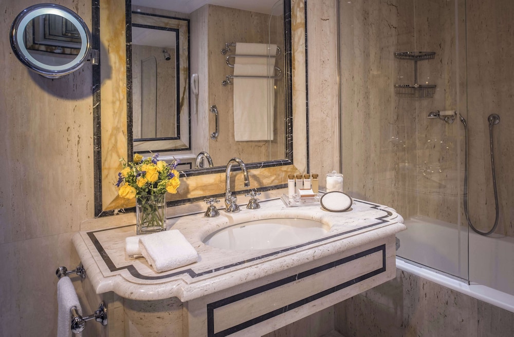 Deluxe Room, 1 King Bed, Rome View (Premium Rome View thumbnail 5