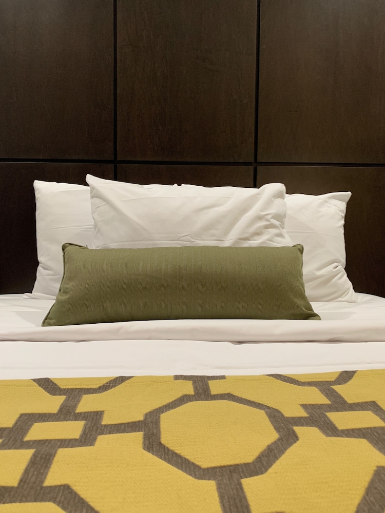 1 Queen Bed Handicap Accessible photo 3