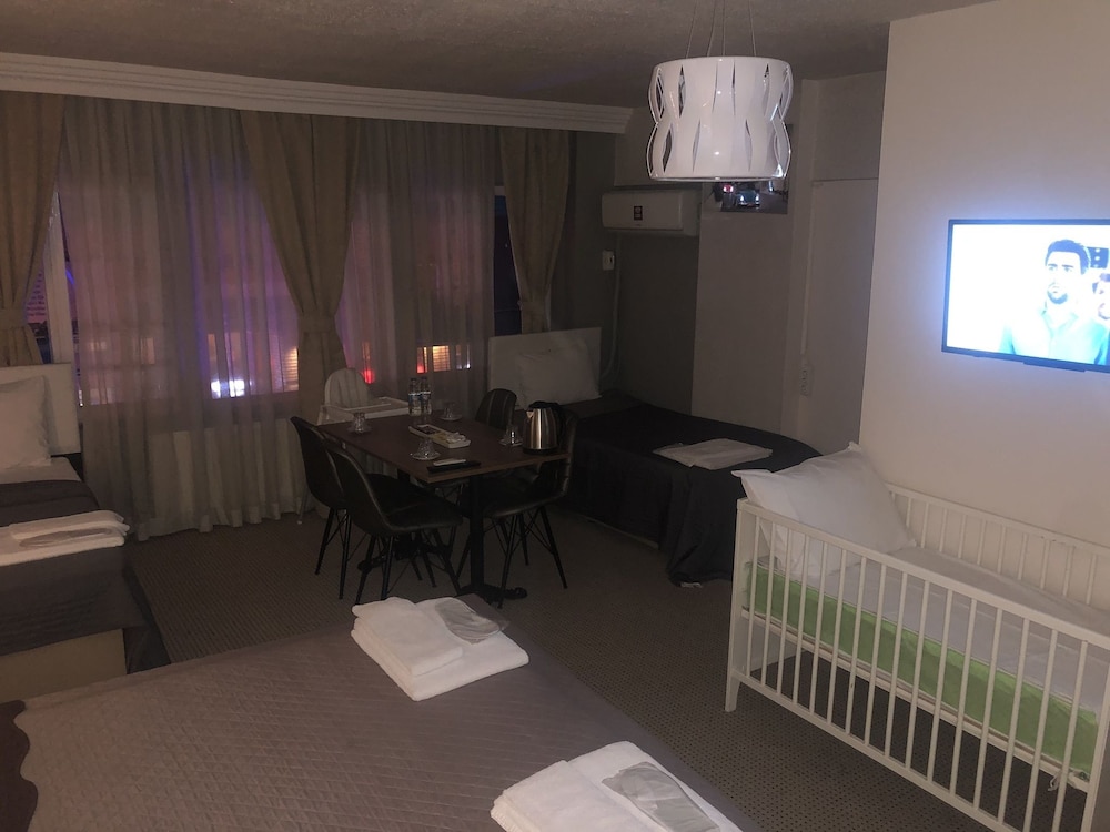 Family Room, 1 Queen Bed, Smoking, City View photo 3
