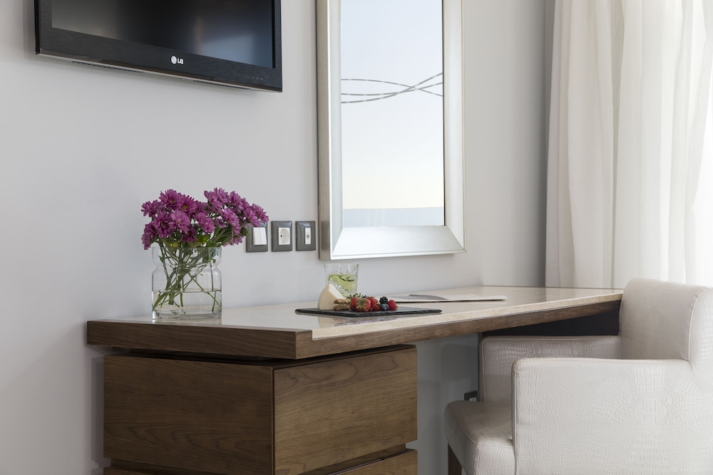 Superior Junior Suite with Private Pool and Partial Sea View - Photo 1