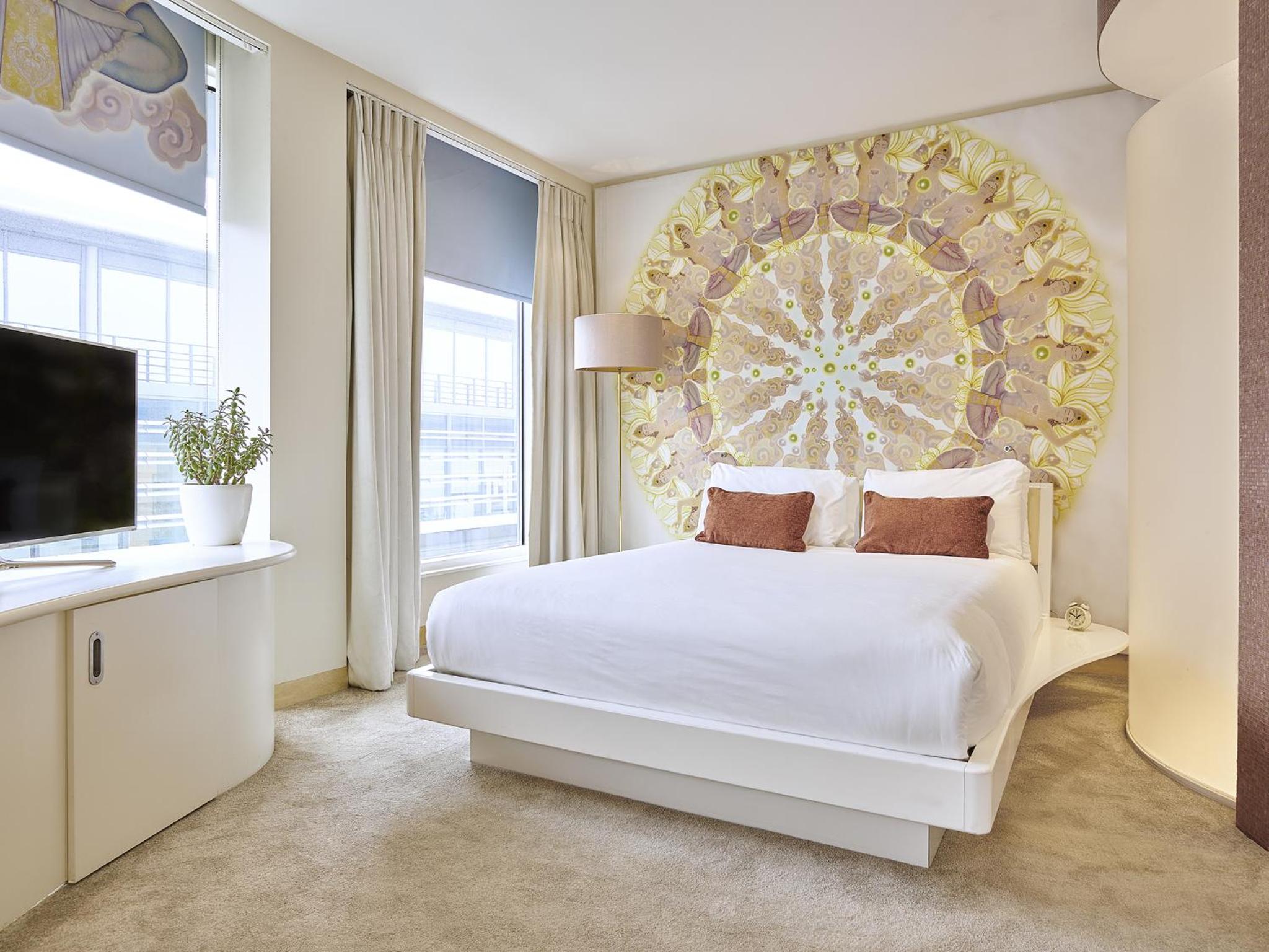 Junior Suite With Curved Windows And City Views photo 1