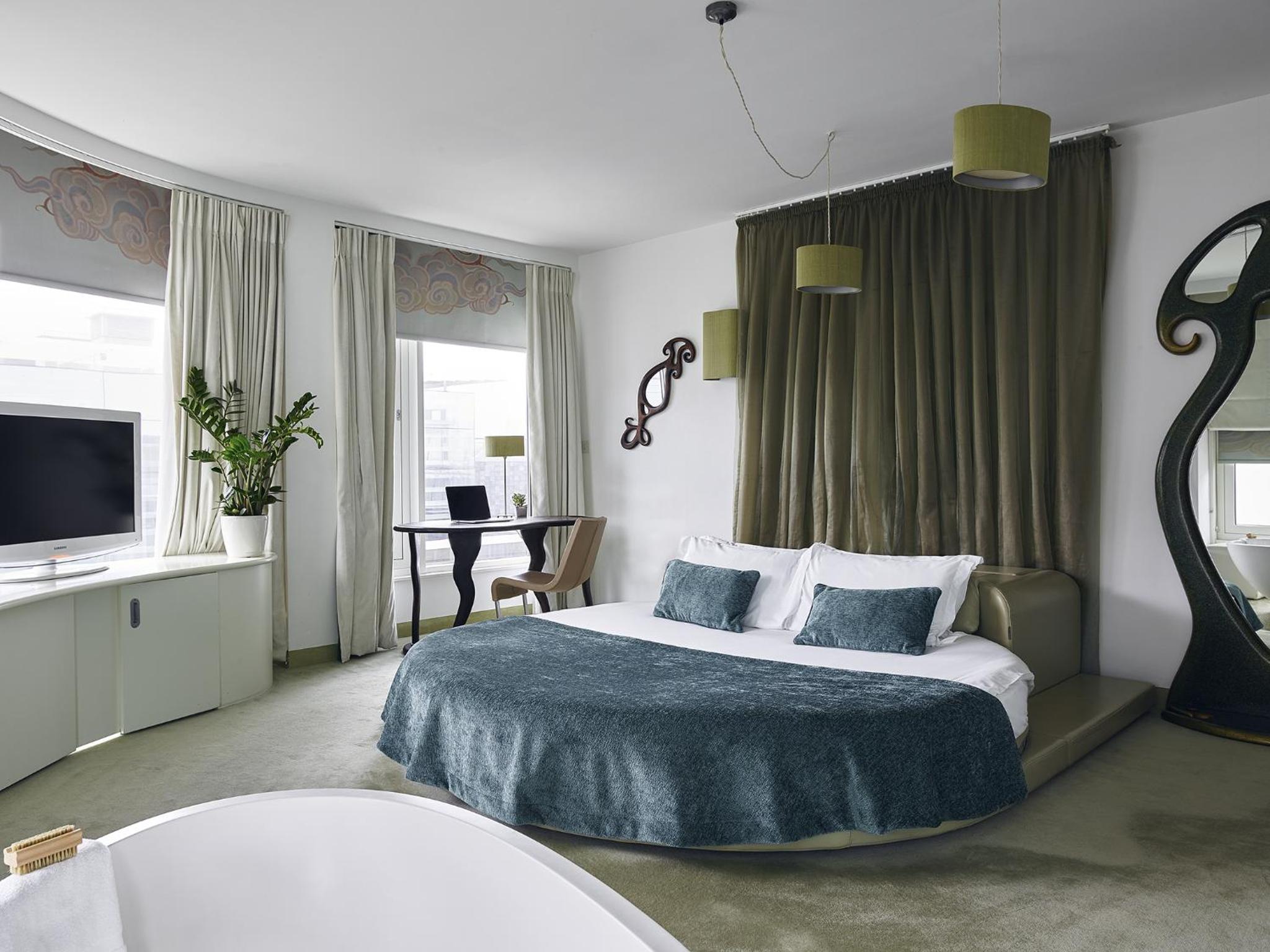 Junior Suite With Feature Bath And Walk In Shower  photo 1