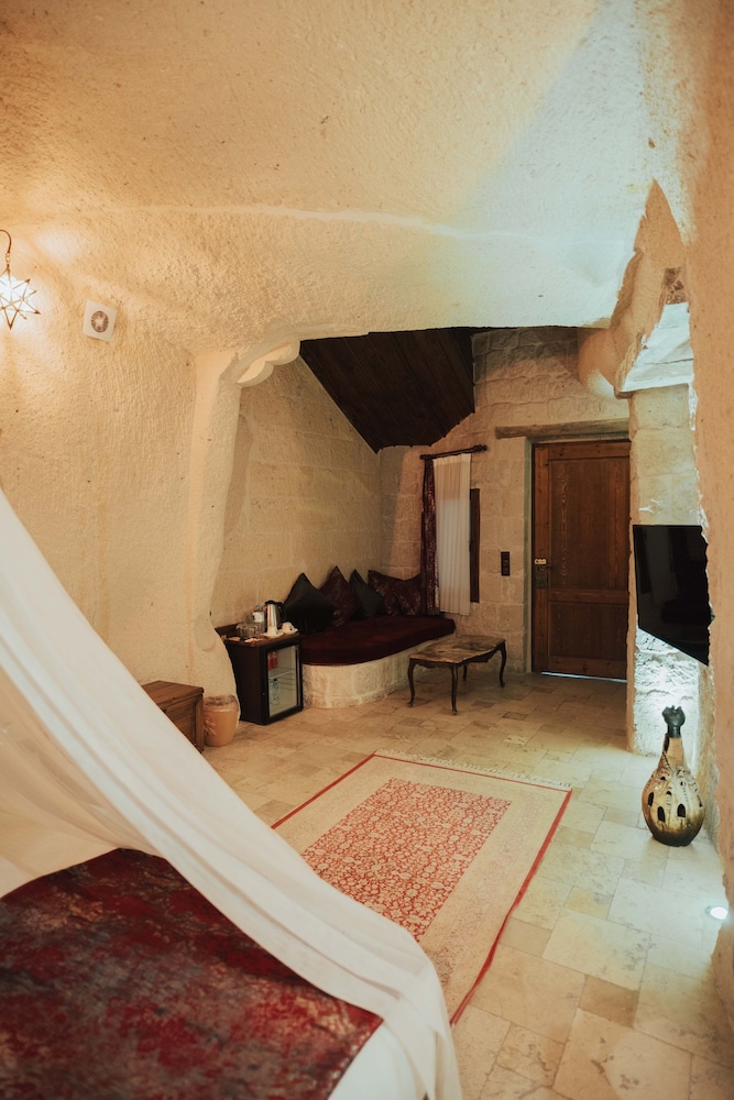 Queen Cave Suite with Stone Bathtub - Photo 12