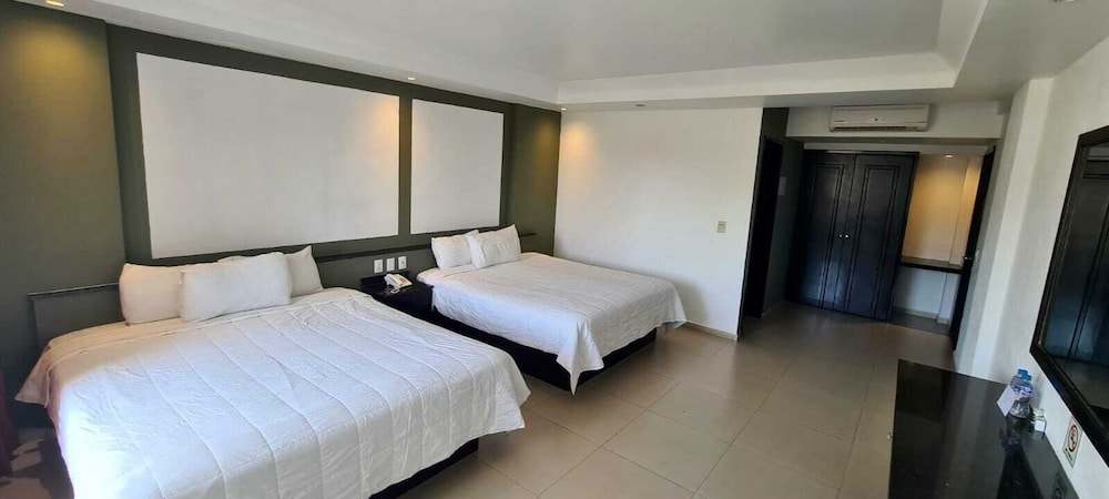 Family Quadruple Room, 2 Queen Beds, Courtyard View (Pet friendly) photo 3