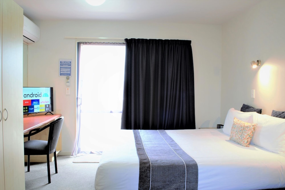 Superior Studio, 1 Queen Bed photo 1