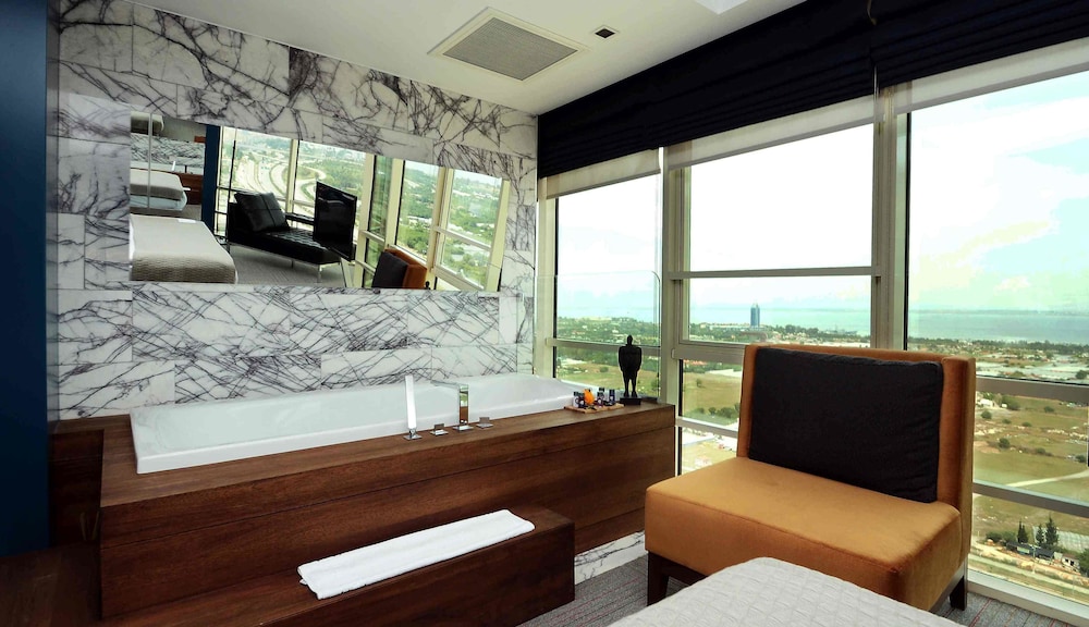 Grand Suite, 1 King Bed, Non Smoking photo 3