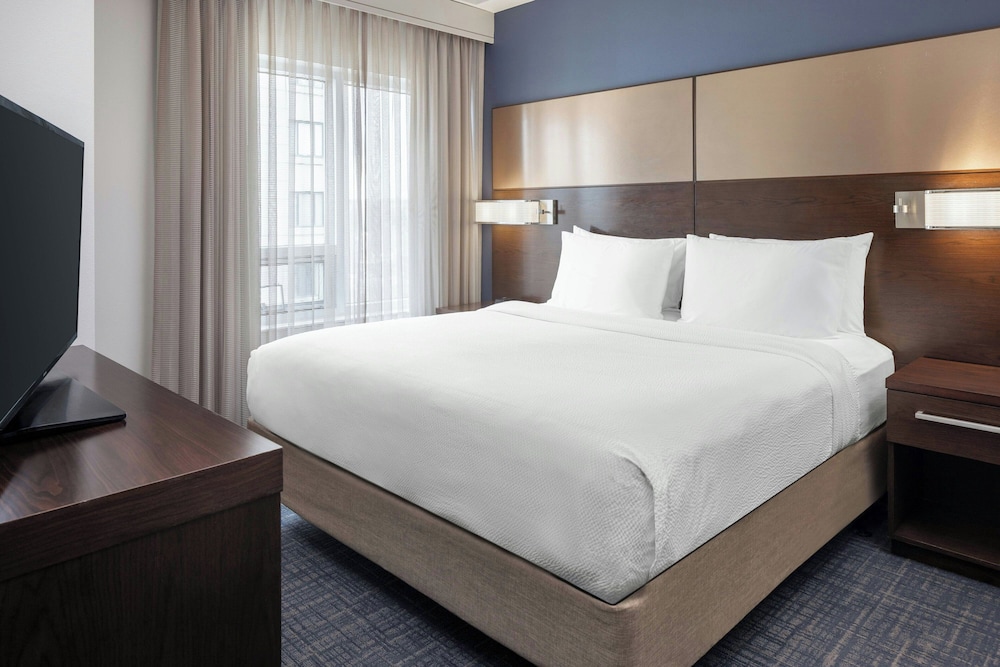Suite, 2 Bedrooms (Mobility/Hearing Access, Roll-in Shwr)