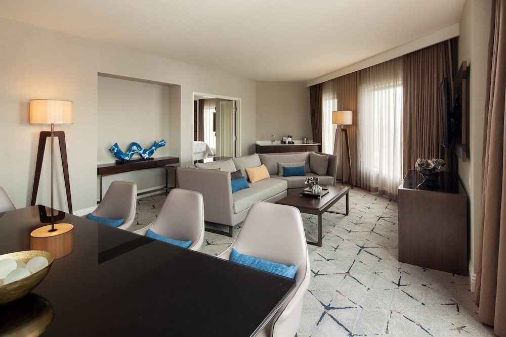 Club Suite, 1 Bedroom, Corner photo 2