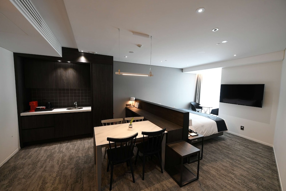 Family Room, Multiple Beds, Non Smoking, Refrigerator - Photo 1