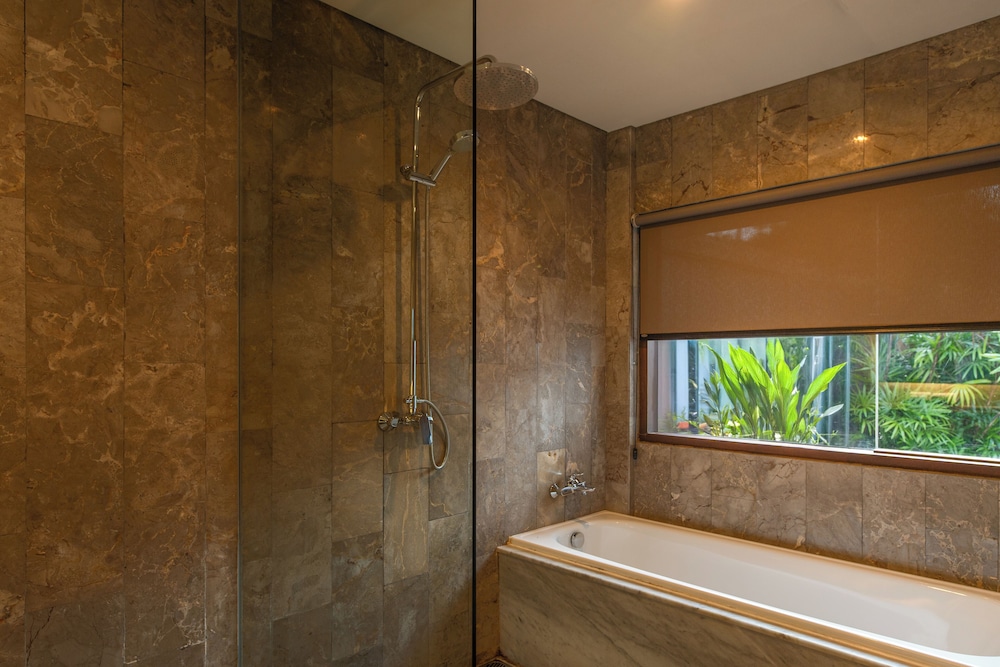 Deluxe Suite, 1 King Bed, Garden View photo 3