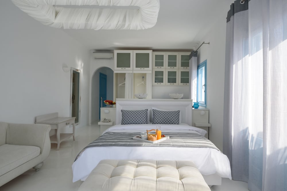 Deluxe Suite with Hot Tub and Caldera View - Photo 1