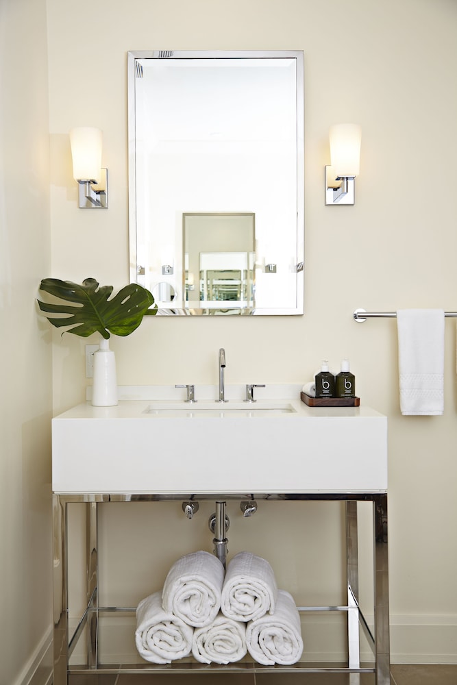 Deluxe Room, 1 King Bed, Non Smoking, Garden View photo 2