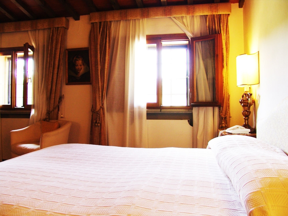 Deluxe Double or Twin Room, Bathtub, Garden View photo 2