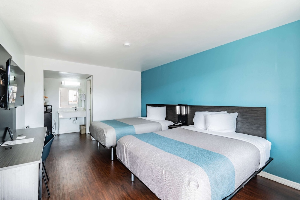 Standard Room, 2 Queen Beds, Non Smoking - Photo 1